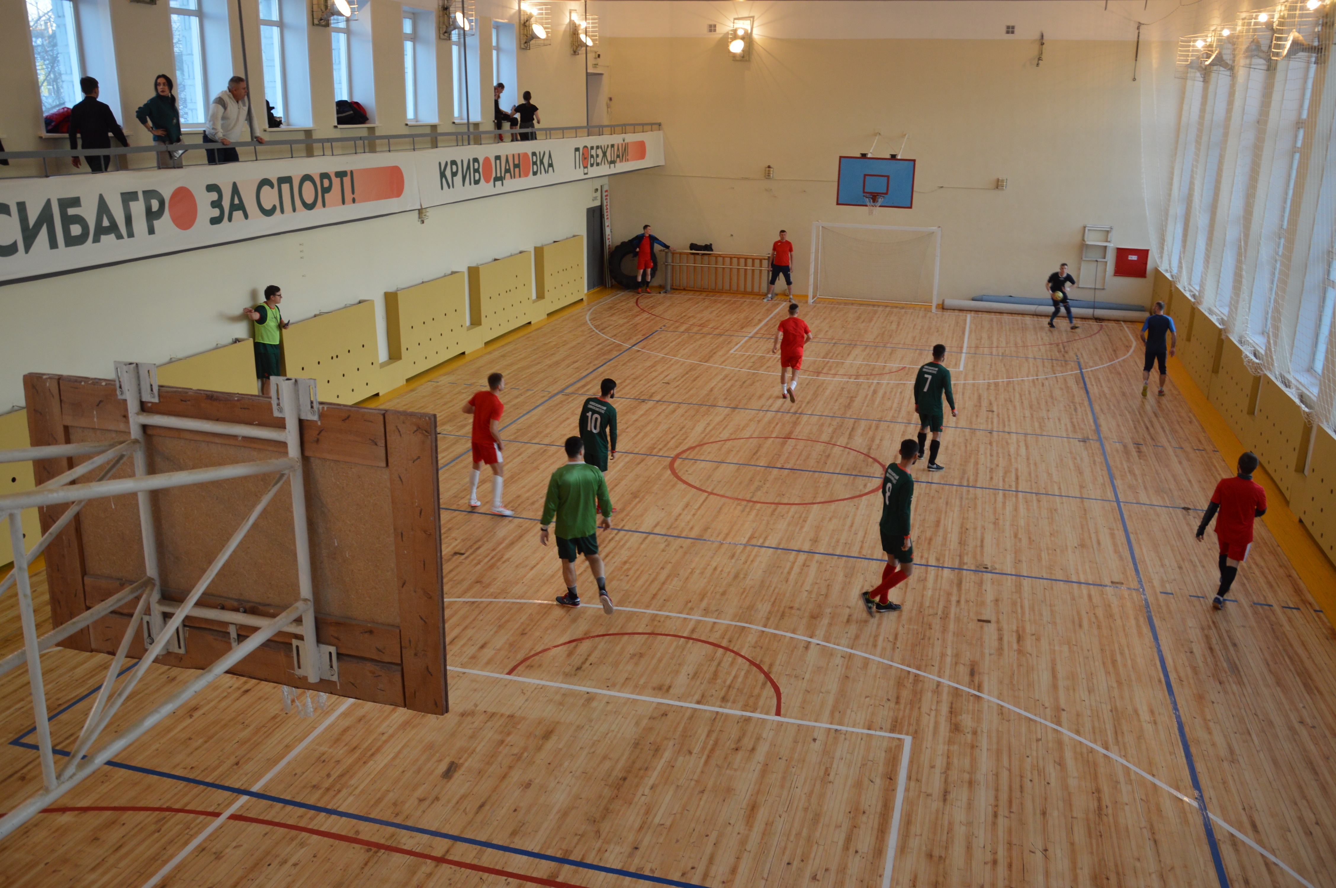 Компания «Сибагро» отремонтировала спортзал в Криводановке 