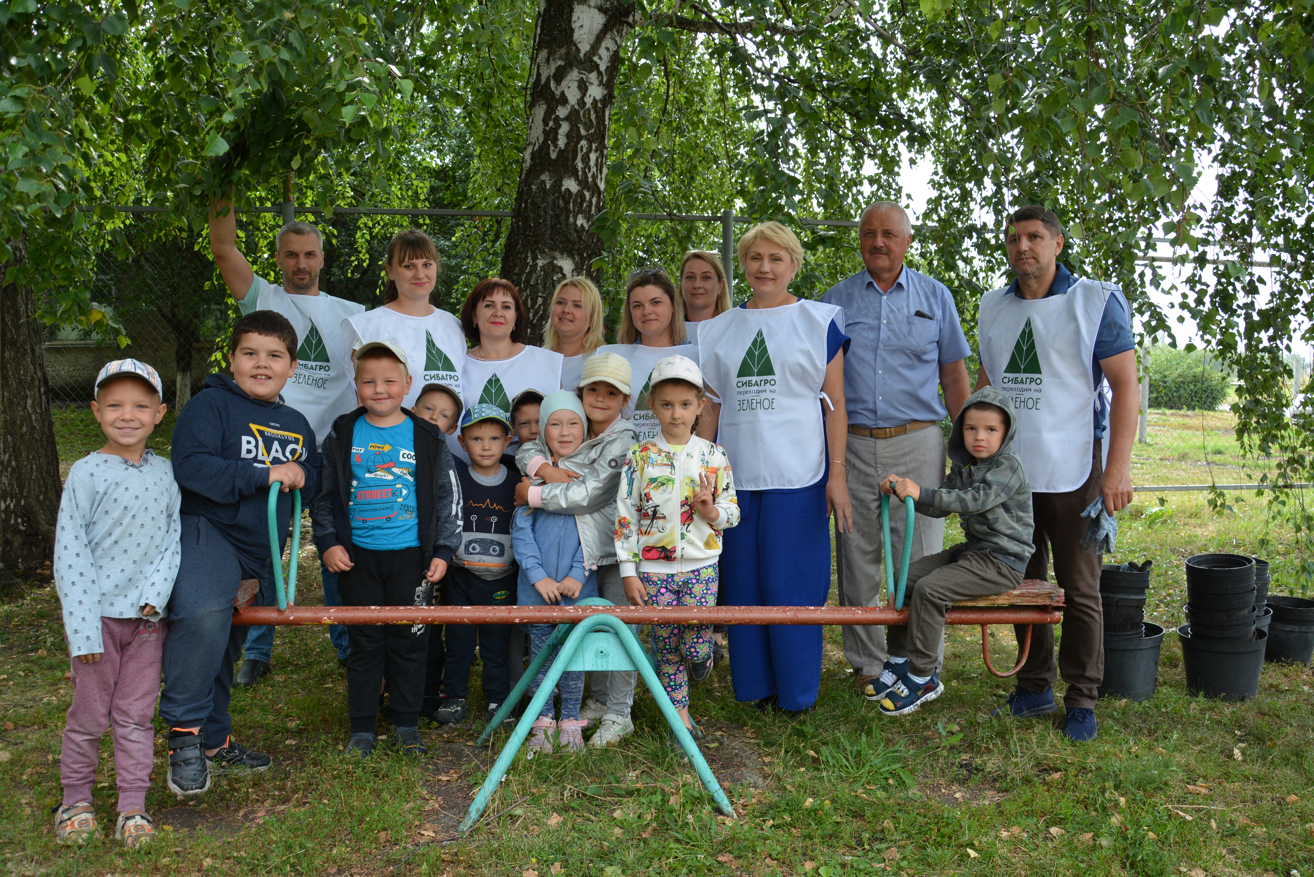 Сотрудники белгородского свинокомплекса «Сибагро» высадили аллею деревьев в детском саду