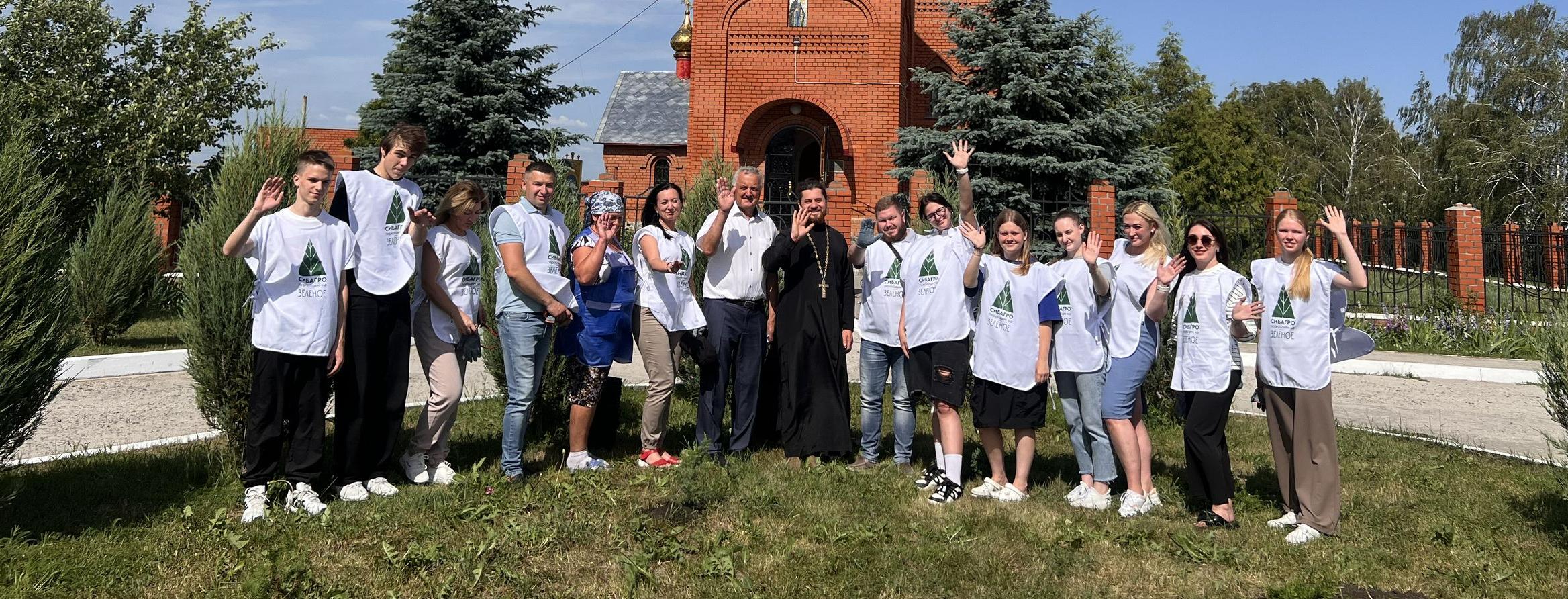 160 саженцев высадили сотрудники Белгородского свинокомплекса «Сибагро» в селах Старооскольского городского округа