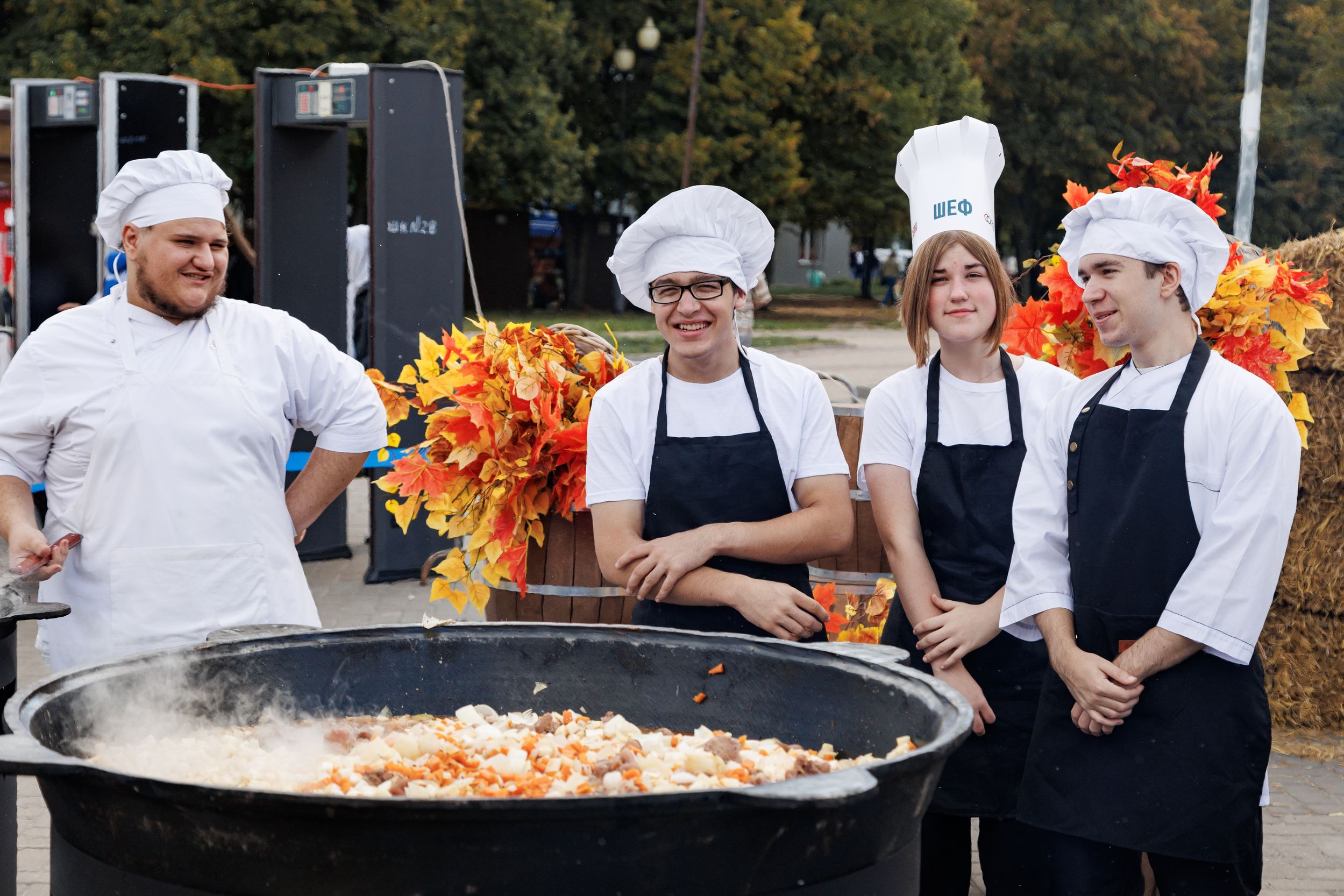 Белгородский свинокомплекс «Сибагро» угостил 2000 старооскольцев фирменной «голяшкой по-оскольски».