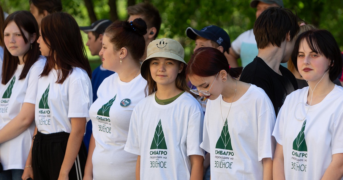 Компания «Сибагро» провела экоакцию по озеленению школы в Молодежном