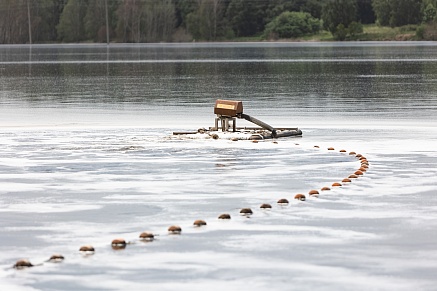 Компания «Сибагро» внесла в старый пруд-накопитель 30 тысяч литров жидкости с регенерирующими биокультурами