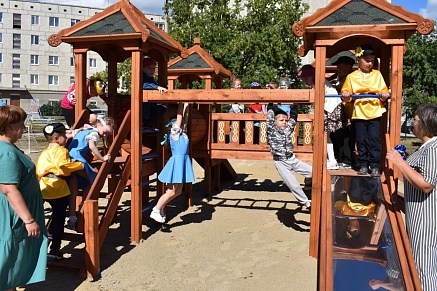Компания «Сибагро» подарила детские площадки Богдановичу на День города
