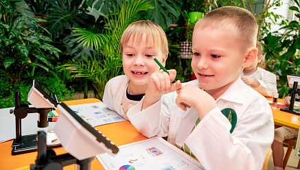 Компания «Сибагро» открыла детям микромир: детский сад в поселке Светлый получил современные цифровые микроскопы